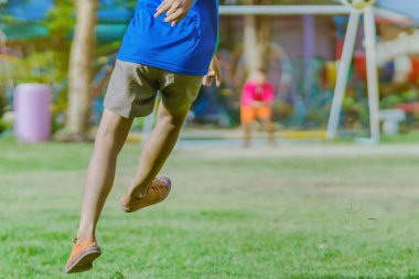 Asyalı çocuklar puan gol için topu tekme uygulama