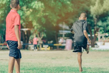 Asyalı çocuklar puan gol için topu tekme uygulama 