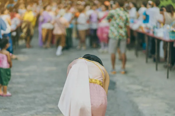 Vista posterior de la mujer en vestido tailandés tomar una foto de un desfile de danza tailandesa en el festival de Songkran — Foto de Stock