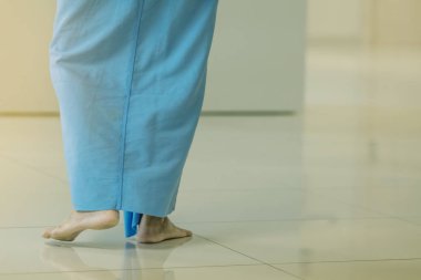 Egzersiz için yürüyen ve hastanede tek başına dinlenen kadın idrar yolu hastaları