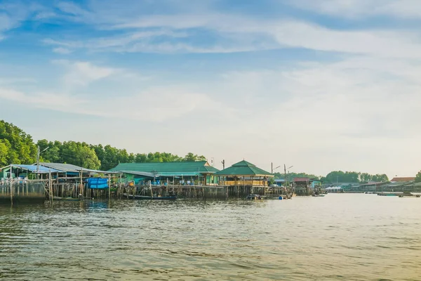 Chanthaburi, Tayland: 15 Nisan 2019 Balıkçı Köyü Manzarası (No-Land Village) 