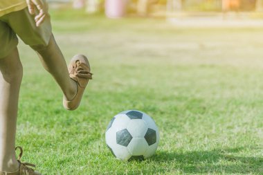 Asyalı çocuklar puan gol için topu tekme uygulama 