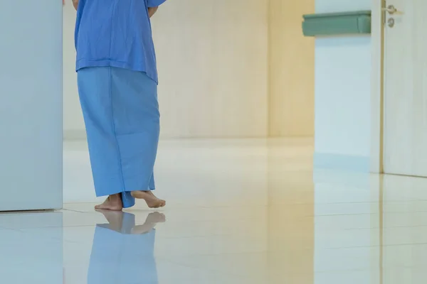 Female urinary tract patients walking for exercise and rest alone in the hospital — Stock Photo, Image