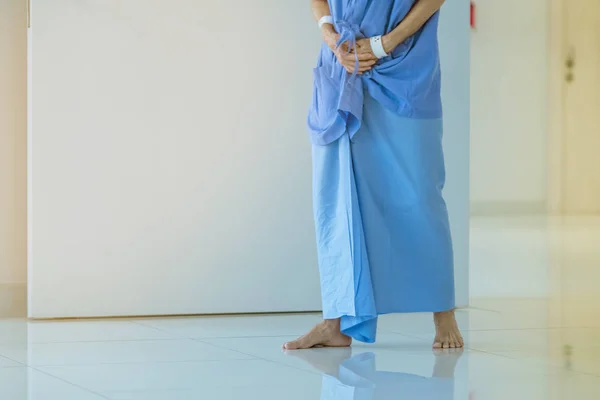 Vrouwelijke urinewegen patiënten lopen voor oefening en rust alleen in het ziekenhuis — Stockfoto