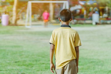 Asyalı çocuklar puan gol için topu tekme uygulama 