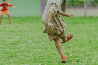 Asyalı çocuklar puan gol için topu tekme uygulama 