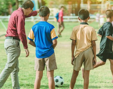 Asyalı çocuklar puan gol için topu tekme uygulama 