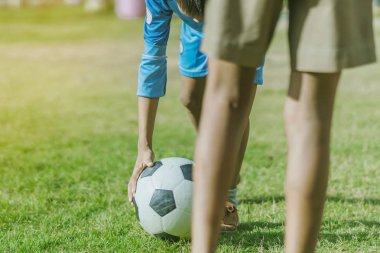 Asyalı çocuklar puan gol için topu tekme uygulama 