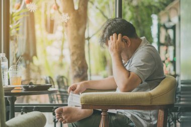 Asyalı bir adam bir kafede kitap okudu..