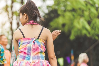 Tayland halkının mutluluğu yıllık Songkran Festivali 'nde sahnede dans zevk