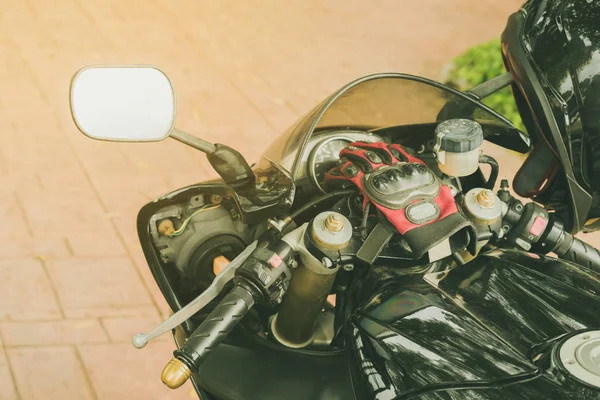 Uma moto desportiva estacionada em frente a um café — Fotografia de Stock