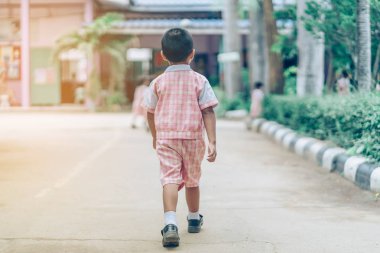 Erkek geri görünümü okulda sınıfa gitmek için sokakta kız arkadaşları izledi.