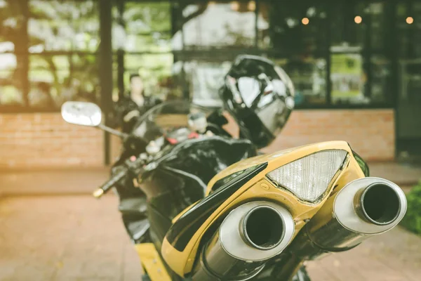 Una motocicleta deportiva estacionada frente a una cafetería — Foto de Stock