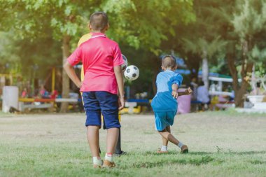 Asyalı çocuklar puan gol için topu tekme uygulama 