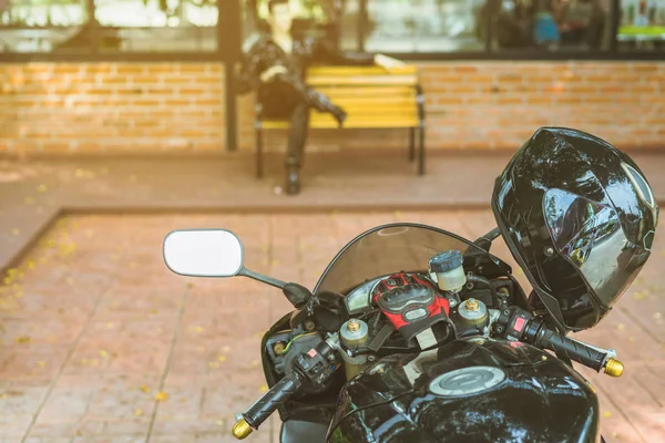 Una motocicleta deportiva estacionada frente a una cafetería —  Fotos de Stock