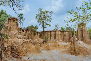 Zeminden akan suyun güzel manzarası erozyona ve toprağın çökmesine doğal bir tabaka haline gelmiştir.