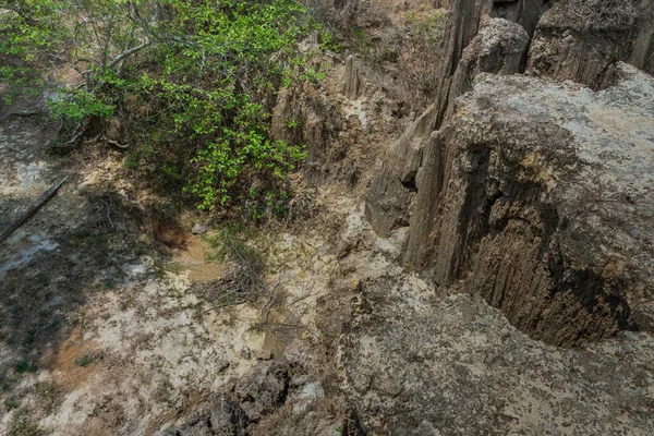 Schöne Landschaft von Wasserströmen durch den Boden haben Erosion und Zusammenbruch des Bodens in eine natürliche Schicht — Stockfoto