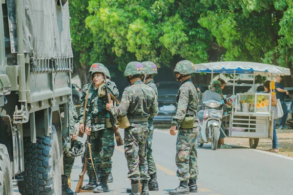 THAILAND LOPBURI, MARCH 23, 2019: Kadet Thailand tak dikenal bergerak ransel militer ke truk — Stok Foto