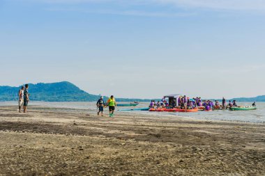 Chanthaburi, Tayland: 15 Nisan 2019 Tanımlanamayan Turistler denizin tombolo kısmında dinlenmek için sal teknelerle seyahat