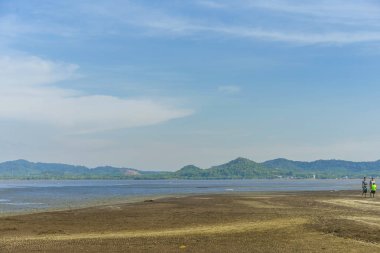 Chanthaburi, Tayland: 15 Nisan 2019 Tanımlanamayan Turistler denizin tombolo kısmında dinlenmek için seyahat