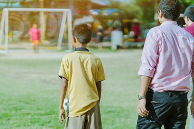 Asyalı çocuklar puan gol için topu tekme uygulama 