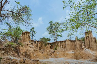 Zeminden akan suyun güzel manzarası erozyona ve toprağın çökmesine doğal bir tabaka haline gelmiştir.