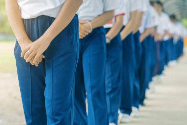 Bir grup öğrenci okulda Budist rahiple yürüyerek huzur için meditasyon yapmaya çalışıyor.