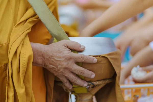 教師と生徒が一緒に仏教僧に食べ物を提供するメリットを作る — ストック写真