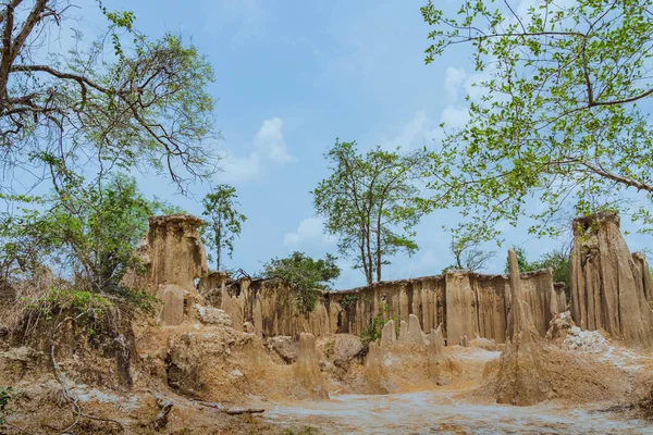Zeminden akan suyun güzel manzarası erozyona ve toprağın çökmesine doğal bir tabaka haline gelmiştir.