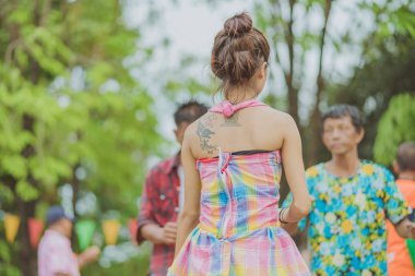 Kanchanaburi Tayland-Nisan 17: Thai insanların mutluluk yıllık Songkran festivalde sahnede dans zevk