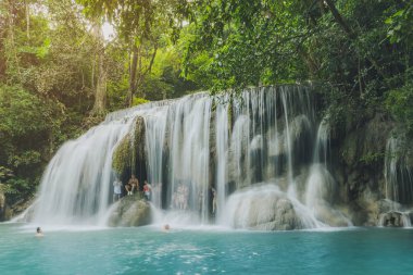 Kanchanaburi Tayland - Kasım 16 : Birçok turist şelale standı ve Erawan Şelalesi'nde duş alarak