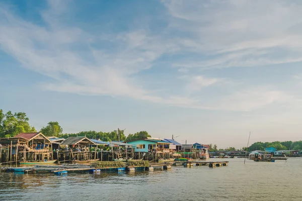 CHANTHABURI, THAILAND: APRIL 15, 2019 Scenery of Fishing village (The No-Land Village) — Stock Photo, Image
