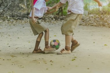 Öğrenci arkadaşları ile eski futbol oynamak için zevk 