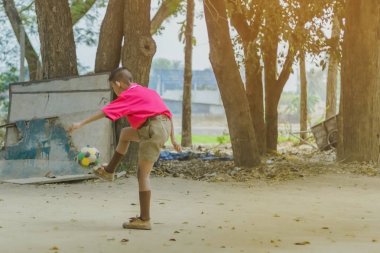 Öğrenci okulda yerde arkadaşları ile eski futbol oynamak için zevk.