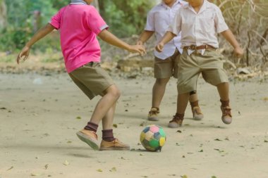 Öğrenci arkadaşları ile eski futbol oynamak için zevk 