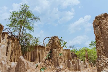 Zeminden akan suyun güzel manzarası erozyona ve toprağın çökmesine doğal bir tabaka haline gelmiştir. 