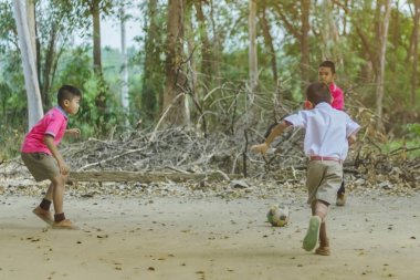 Kanchanaburi Tayland-Şubat 2: tanımlanamayan öğrenciler yerde arkadaşları ile eski futbol oynarken zevk