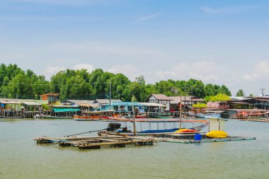 Chanthaburi, Tayland: 15 Nisan 2019 Balıkçı Köyü Manzarası (No-Land Village) 