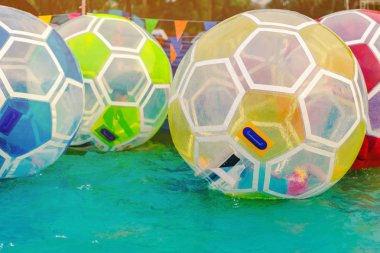 Çocuk yıllık festivalde tema parkı yüzme havuzunda su üzerinde dev kabarcık topu eğlenmek.
