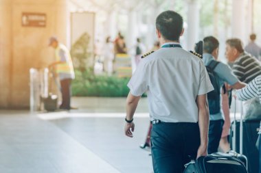 Öğretmenler ve öğrenciler birlikte bir Budist keşiş için gıda teklifleri vermek için hak yapmak