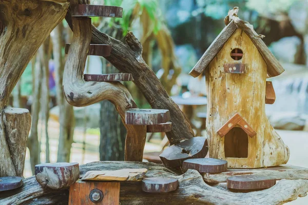 Halk Parkı'nda el yapımı ahşap kuş evi yuvası ,