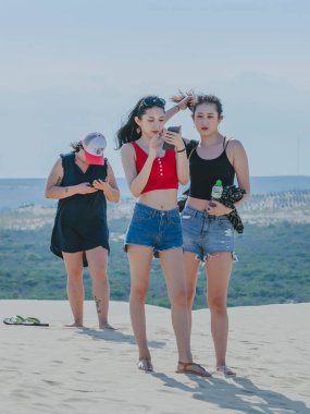 Mui Ne, Vietnam-25 Nisan: tanımlanamayan turistler dinlenmek ve 25 Nisan 2019 ' da beyaz kum kumul çölünde fotoğraf çekmek