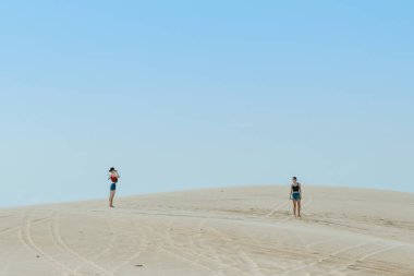 Mui Ne, Vietnam-25 Nisan: tanımlanamayan turistler dinlenmek ve 25 Nisan 2019 ' da beyaz kum kumul çölünde fotoğraf çekmek