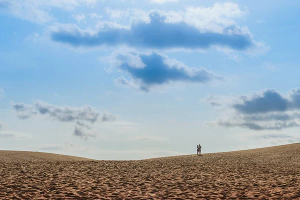 MUI NE, VIETNAM - 25 DE ABRIL: Turistas no identificados se relajan y toman fotos el 25 de abril de 2019 en el desierto de las Dunas de Arena Roja — Foto de Stock