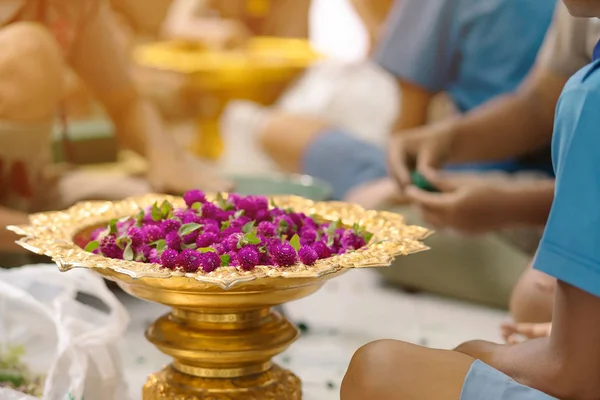 Estudantes ajudam uns aos outros a criar uma bandeja de flores com pedestal — Fotografia de Stock