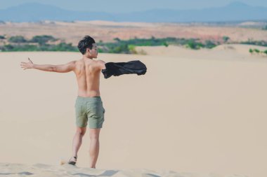 Mui Ne, Vietnam-25 Nisan: tanımlanamayan turistler dinlenmek ve fotoğraf çekmek