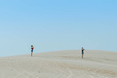 Mui Ne, Vietnam-25 Nisan: tanımlanamayan turistler dinlenmek ve fotoğraf çekmek