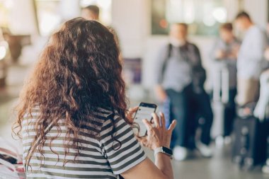 Büyük silindir bagaj standı ile yolcular arabanın almak için beklemek