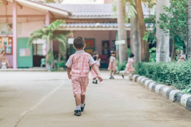 Erkek geri görünümü okulda sınıfa gitmek için sokakta kız arkadaşları izledi.