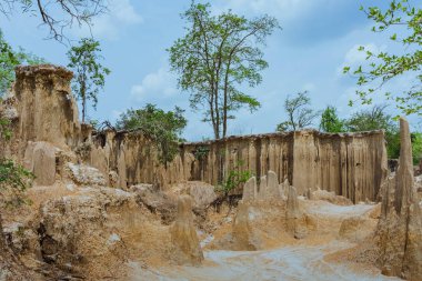 Zeminden akan suyun güzel manzarası erozyona ve toprağın çökmesine doğal bir tabaka haline gelmiştir.